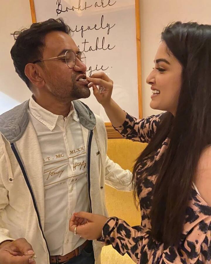 आम्रपाली दुबे और निरहुआ अक्सर फिल्में देखने के लिए मास्क लगाकर थिएटर में पहुंच जाते हैं. ऐसे में वो अपनी गाड़ियों से नहीं बल्कि ऑटो रिक्शा से ट्रैवल करते हैं.