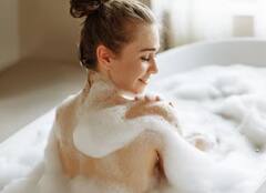 ਸਾਬਣ ਤਾਂ ਰੰਗੀਨ ਹੁੰਦੇ ਹਨ...ਪਰ ਇਸ ਦੀ ਝੱਗ ਚਿੱਟੀ ਕਿਉਂ ਨਿਕਲਦੀ ਹੈ, ਜਾਣੋ ਕਾਰਨ