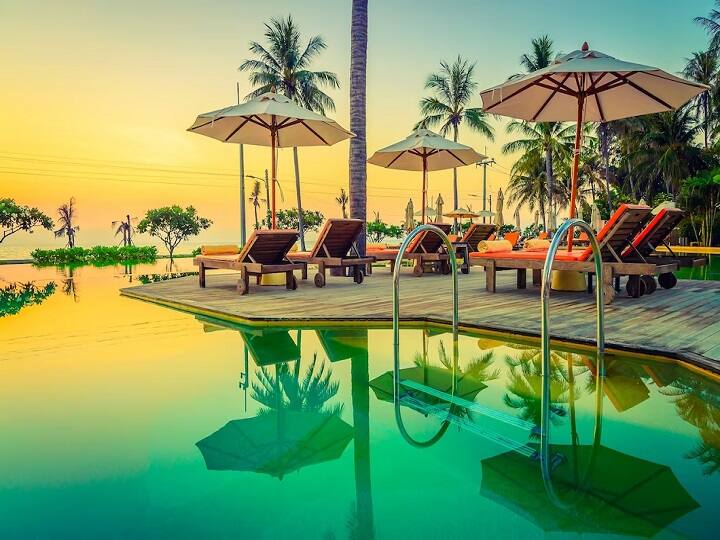 Luxurious Summer Destinations: भारत में ऐसे रिसॉर्ट और होटलों की कमी नहीं है जहां आप बड़ी शान शौकत से छुट्टियां बिता सकते हैं. आइए जानते हैं इन जगहों के बारे में.