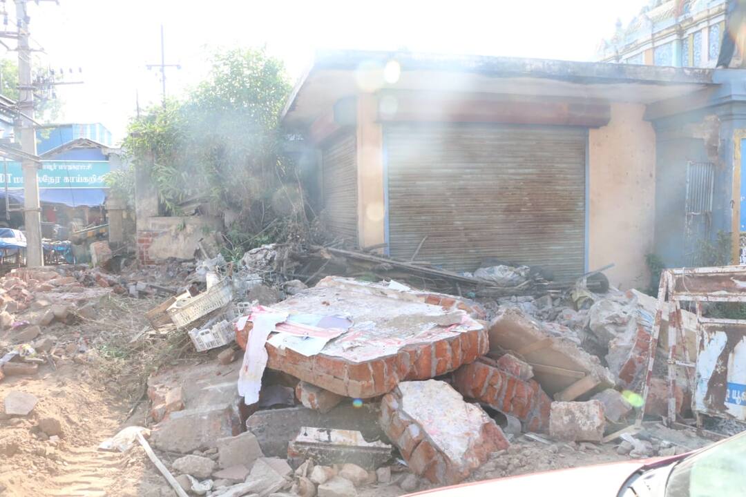 Demolition of Tanjore thoppul Pilliyar temple perimeter wall Work halted due to public protest TNN தஞ்சை தொப்புள் பிள்ளையார் கோவில் சுற்றுச்சுவர் இடிப்பு - மக்கள் எதிர்ப்பால் பணிகள் நிறுத்தம்