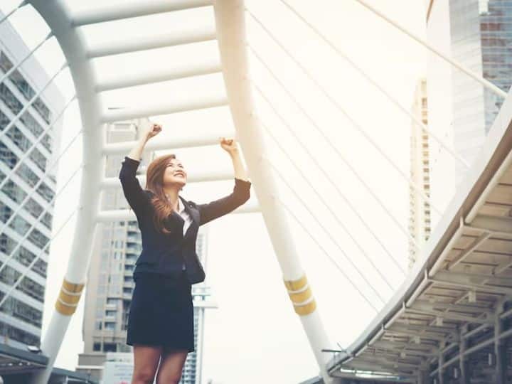 अगर आप अपने आसपास देखेंगे तो कई सक्सेसफुल लोगों को पाएंगे. ये सभी लोग एक वक्त पर सामान्य व्यक्ति हुआ करते थे. इन्होंने अपने सपनों के पीछे भागकर आज मनचाहा मुकाम और सफलता हासिल की है. सफल लोगों की कुछ ऐसी आदतें होती हैं, जिनकी वजह से वो दूसरों के मुकाबले ज्यादा कामयाबी हासिल कर जाते हैं. आइए इन्हीं आदतों के बारे में विस्तार से जानें.