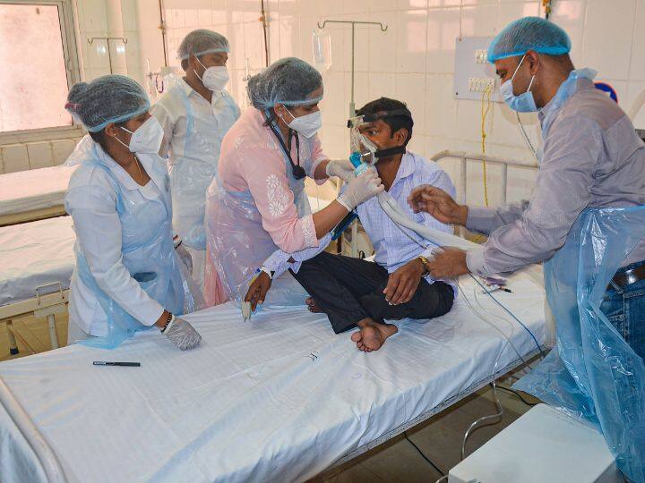 Coronavirus cases expected to touch 50 thousand in mid may says IIT-Kanpur professor Coronavirus Cases: हर दिन आएंगे 50 हजार मामले! कोरोना मचाएगा कोहराम, एक्सपर्ट ने चेताया