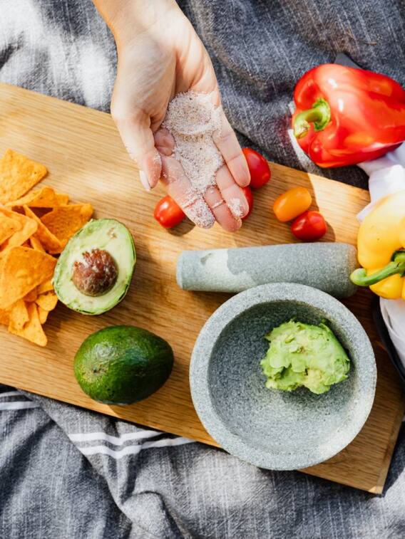 सावधान! फलों पर नमक छिड़क कर खाने से हो सकते हैं ये नुकसान