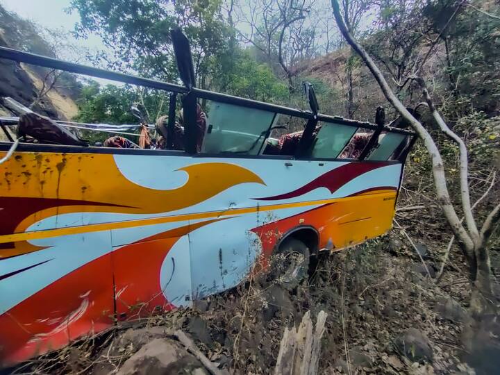 Accident : जुन्या पुणे-मुंबई महामार्गावर (Old Pune-Mumbai highway) खासगी बस (Private bus) दरीत कोसळल्याची घटना घडली आहे. या बसमध्ये 40 ते 45 लोक होते. यामधील 13 जणांचा मृत्यू झाला आहे. तर 24 प्रवासी जखमी झाल्याची प्राथमिक माहिती पोलिसांनी दिली आहे.
