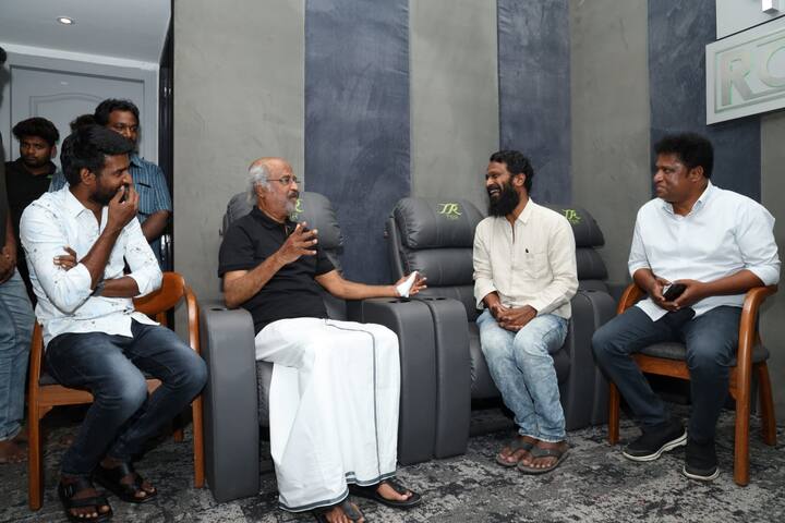 பெரும் எதிர்பார்ப்புகளுக்கிடையே வெளியான விடுதலை நல்ல வரவேற்பை பெற்றது. நடிகர் ரஜினி அப்படக்குழுவினரை நேரில் சந்தித்து வாழ்த்து தெரிவித்தார்.