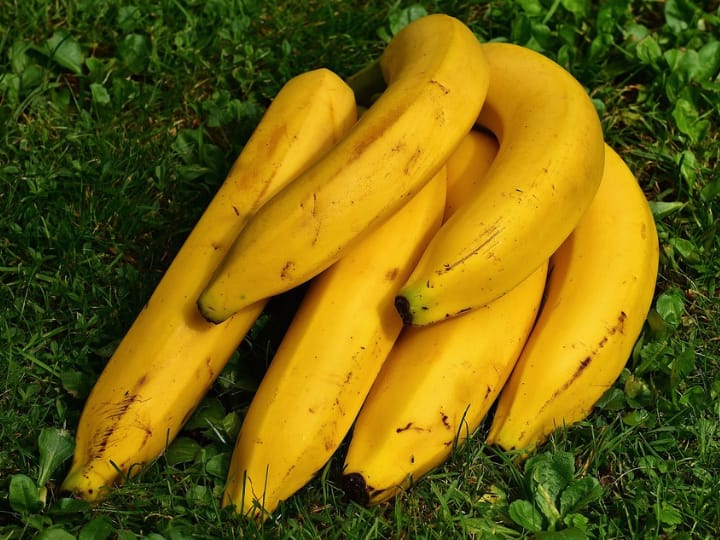 Have you ever wondered why banana is crooked?  Read what the science behind it says