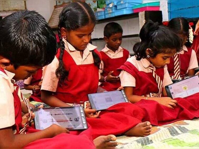 Gondia News Distribution of 86 tab mobiles to 16 Zilla Parishad schools of Gondia district Gondia News: मुलांच्या पाठीवरील दप्तराचं ओझे कमी होणार, गोंदियाच्या जिल्हा परिषद शाळांमध्ये टॅबचं वाटप