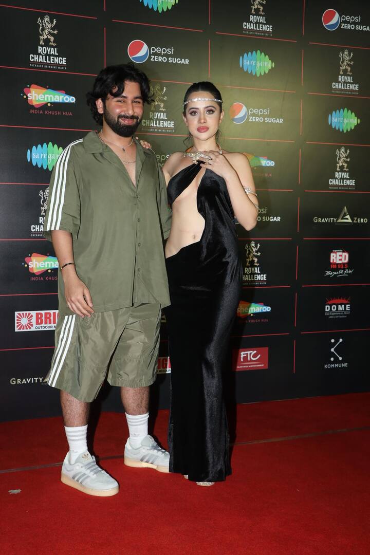 इसके बाद ओरी और उर्फी जावेद ने एक-दूसरे के साथ कैमरे के लिए पोज भी दिया. देखने में दोनों का बॉन्ड काफी अच्छा लग रहा था.