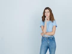 ब्लू कलर की जींस है और दोस्तों के साथ पार्टी में जाना है? तो टॉप की जगह ये पहनें, लगेंगी ज्यादा स्टाइलिश