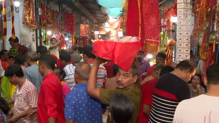 রাত থাকতেই পুজোর ডালি নিয়ে হাজির হয়েছেন দর্শনার্থীরা।