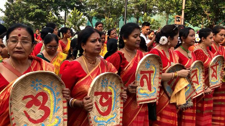 ১৪২৯-কে বিদায় জানিয়ে বাংলা ক্যালেন্ডারে নতুন বছর ১৪৩০। নতুন জামা, গঙ্গাস্নান, দোকানে দোকানে হালখাতা৷ শুভেচ্ছা-মিষ্টিমুখ-গান-আড্ডা।
