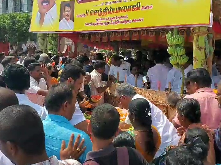 கரூரில் பொதுமக்களுக்கு நீர், மோர், குளிர் பானங்களை வழங்கிய அமைச்சர் செந்தில் பாலாஜி