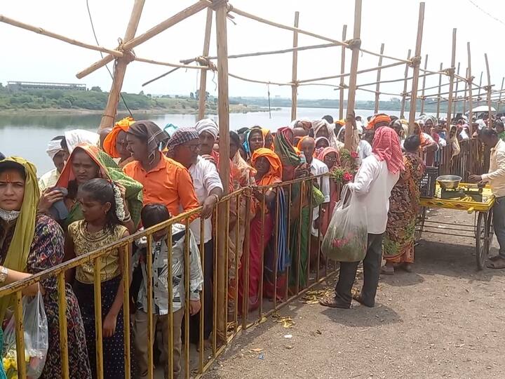 विठुरायाच्या दर्शनाची रांग थेट चंद्रभागा घाटावरील सारडा भवनच्या पुढे गेल्याने भाविकांना दर्शनासाठी दर्शन रांगेत थांबावे लागत आहे.