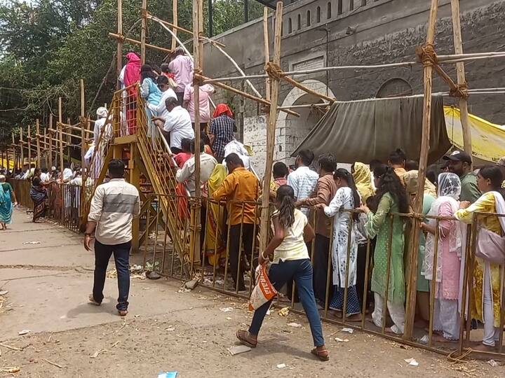 या हजारो पर्यटकांच्या गर्दीमुळे व्यापारी वर्ग मात्र खुश असून चैत्री यात्रा फेल गेली तरी या महिन्यात सलग सुट्ट्यांमुळे व्यावसायिकाने चांगला व्यवसाय करता आला आहे.