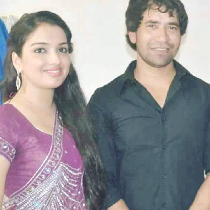 ऑटो रिक्शा वाला 4 से 5 घंटे तक निरहुआ को अपने इलाके में घुमाता रहा और अपने गांव के हर एक शख्स से मिलवाता रहा.