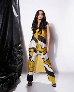 स्टनिंग लुक चाहिए, तो तेजस्वी प्रकाश के इन लुक्स को कर सकती हैं फॉलो