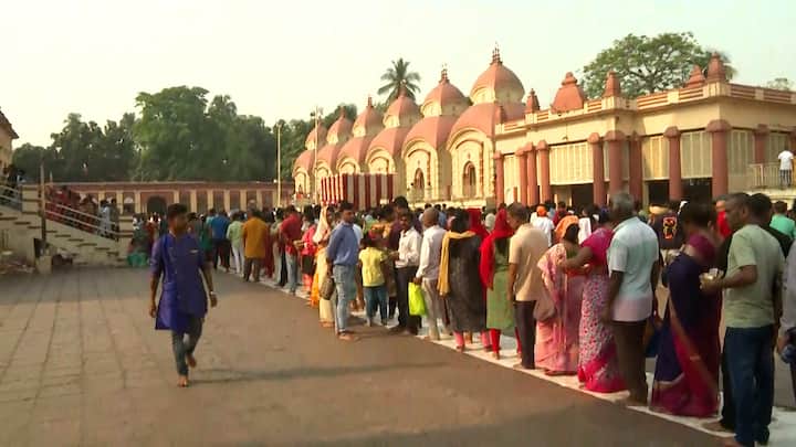 সারা বছর ভাল কাটুক। এই প্রার্থনা নিয়েই ভোর থেকে ভিড় উপচে পড়ছে দক্ষিণেশ্বর মন্দিরে।