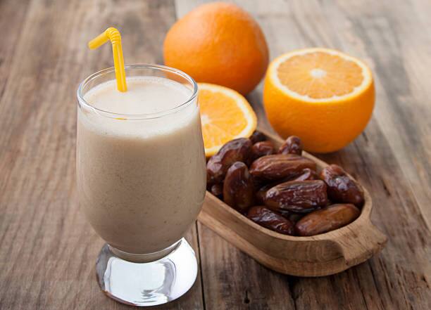 அதனுடன் காய்ச்சிய பாலை ஊற்றி மறுபடி நன்றாக அடித்து கொள்ளவும்.