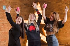 ब्लू कलर की जींस है और दोस्तों के साथ पार्टी में जाना है? तो टॉप की जगह ये पहनें, लगेंगी ज्यादा स्टाइलिश