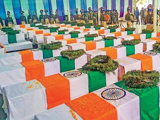 Congress : 'પુલવામા હુમલાનો ભોગ બનેલા CRPF જવાનોને વિમાન કેમ નહોતા અપાયા?'
