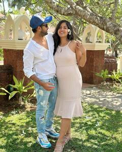 Ishita Dutta Pics: बेबी बंप फ्लॉन्ट करते हुए पति के साथ रोमांटिक हुई इशिता दत्ता, तस्वीरों में दिखी कपल की क्यूट बॉन्डिंग