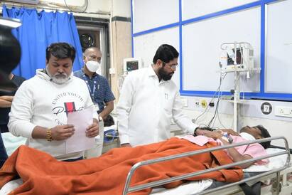 आज पहाटे जुन्या मुंबई-पुणे महामार्गावर बोरघाटातील शिंगरोबा मंदिराजवळ खाजगी बस दरीत कोसळून झालेल्या अपघातातील जखमींची मुख्यमंत्री एकनाथ शिंदे यांनी कामोठे येथील एमजीएम रुग्णालयात जाऊन भेट घेतली.