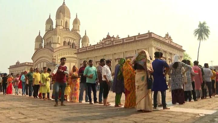 পুজো দেওয়ার লম্বা লাইন পুণ্যার্থীদের। ব্যবসায়ীরাও হাজির হালখাতা নিয়ে।