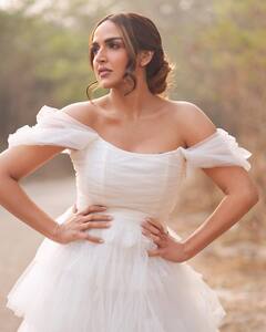 Esha Deol Life Story: सुपरस्टार्स के बेटी होने के बावजूद ट्रेन और बस में सफर करती थी ईशा देओल, जानिए दिलचस्प वजह