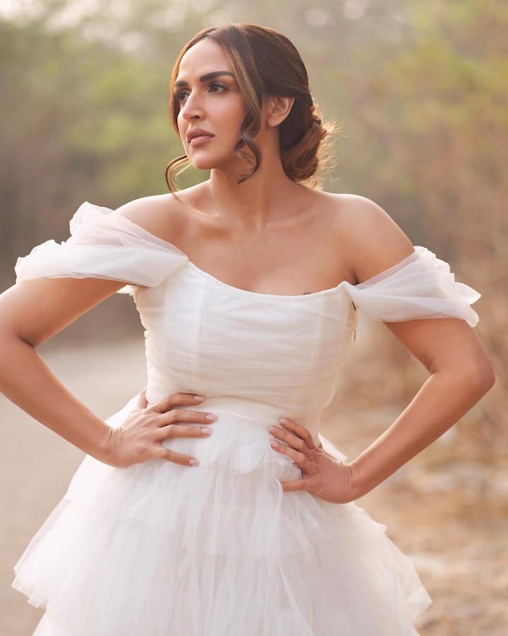 हम बात करे रहे हैं हेमा मालिनी और धर्मेंद्र की बेटी ईशा देओल की. जिन्होंने अपना पूरा बचपन बेहद सादगी से गुजारा है.