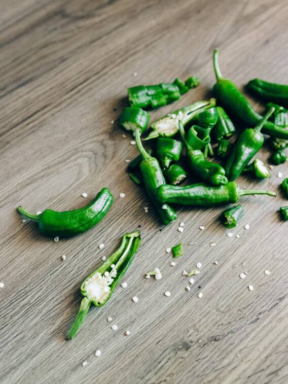 स्वाद में तड़का लगाने वाली हरी मिर्च के हैं ये 8 बड़े नुकसान