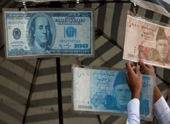 ਪਾਕਿਸਤਾਨ ਦੀ ਆਰਥਿਕ ਸਥਿਤੀ ਸਾਲ 2022 ਵਿੱਚ ਆਪਣੇ ਇਤਿਹਾਸ ਦੇ ਸਭ ਤੋਂ ਮਾੜੇ ਦੌਰ ਵਿੱਚੋਂ ਲੰਘਣ ਲੱਗੀ। ਦੇਸ਼ 'ਚ ਕੋਰੋਨਾ ਮਹਾਮਾਰੀ ਤੋਂ ਬਾਅਦ ਆਰਥਿਕ ਸੰਕਟ ਹੋਰ ਡੂੰਘਾ ਹੋ ਗਿਆ ਹੈ। ਨਤੀਜੇ ਵਜੋਂ ਪਾਕਿਸਤਾਨੀ ਰੁਪਏ ਦੇ ਮੁਕਾਬਲੇ 1 ਡਾਲਰ ਦੀ ਕੀਮਤ 239 ਰੁਪਏ ਹੋ ਗਈ।