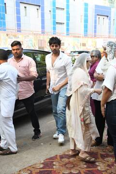 Sonu Sood से लेकर Kartik Aaryan तक, Mukesh Chhabra की मां की प्रेयर मीट में पहुंचे ये सितारे