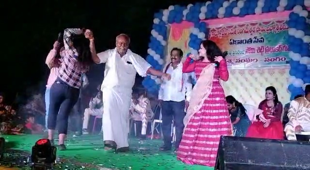 YSRCP Leaders Dance: వైసీపీ నేతల ఏకాంత సేవ - అట్లుంటది మనతో! ఇవేం పనులంటూ భక్తుల ఆగ్రహం