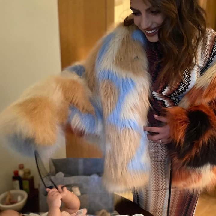 कॉन्सर्ट शुरू होने से पहले प्रियंका चोपड़ा बेटी मालती मैरी चोपड़ा जोनस के साथ खेलती नजर आ रही थीं.