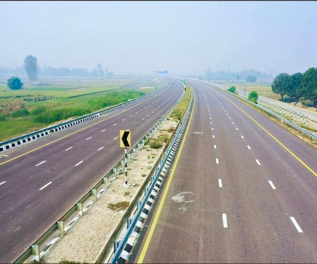 यह एक्सप्रेसवे मेरठ से प्रयागराज को जोड़ेगी, जिसे गंगा एक्सप्रेसवे का नाम दिया गया है. इससे कई बड़े-बड़े जिलों से दिल्ली का सफर 8 घंटे में पूरा हो जाएगा.