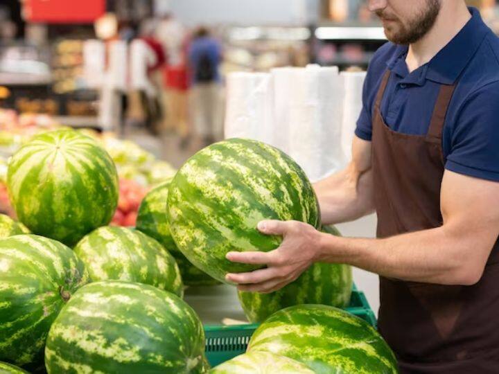 आज हम आपको कुछ ऐसी टेक्नीक्स बताएंगे, जिसका इस्तेमाल करके आप आराम से इस बात का पता लगा सकते हैं कि तरबूज ताजे, मीठे और लाल हैं या नहीं.