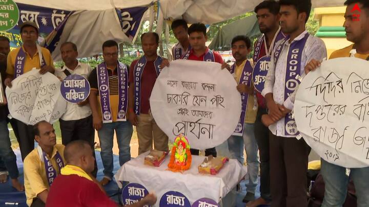 Job Seekers Agitation on Poila Bishakh :নববর্ষের দিন, কাঠফাটা গরমের মধ্যে রাস্তায় দিন কাটালেন চাকরিপ্রার্থীরা। ধর্নামঞ্চেই করা হল ঘট পুজো।