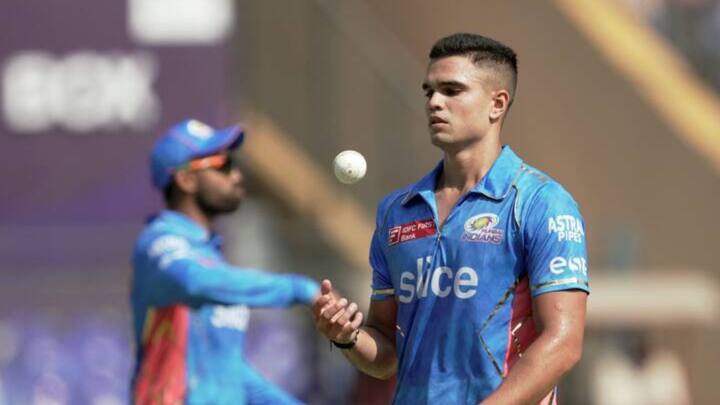 মুম্বই ইন্ডিয়ান্সের ডাগ আউটে বসে তেন্ডুলকর স্বয়ং। গ্যালারিতে দেখা গেল সচিন কন্যা সারা তেন্ডুলকরকে। মুম্বই ইন্ডিয়ান্সের জার্সি পরে বসে।