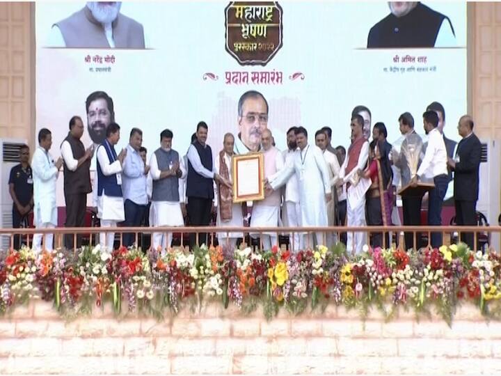 ज्येष्ठ निरुपणकार पद्मश्री आप्पासाहेब धर्माधिकारी यांना केंद्रीय गृहमंत्री अमित शाहांच्या हस्ते महाराष्ट्र भूषण प्रदान करण्यात आला.