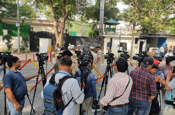 शराब घोटाले में पूछताछ को लेकर आज सीएम केजरीवाल को सीबीआई मुख्यालय में बुलाया गया है जिसको लेकर मीडिया का भी भारी जमावड़ा लगा हुआ है.