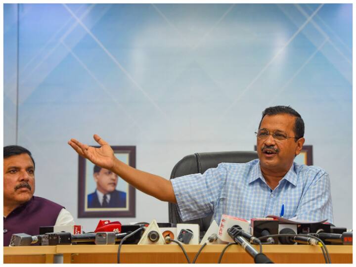 सीएम अरविंद केजरीवाल ने सीबीआई मुख्यालय जाने से पहले कहा कि कुछ राष्ट्र विरोधी ताकतें नहीं चाहती कि भारत की तरक्की हो. उन्हीं राष्ट्र विरोधी ताकतों से कहूंगा की अब भारत नहीं रुकेगा. तुम्हारी इन गीदड़-भभकी से भारत नहीं रुकेगा.'