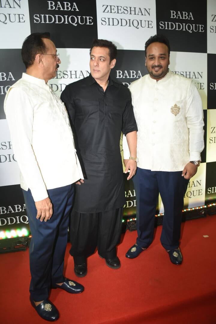 बाबा सिद्दीकी के अलावा जीशान सिद्दीकी भी सुपरस्टार सलमान के साथ दिखाई दे रहे हैं.