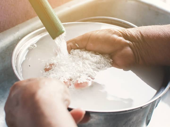 Applying rice water in hair in summer gives amazing benefits गर्मियों में बालों में चावल का पानी लगाने से मिलते हैं गजब के फायदे..आप भी कीजिए ट्राई