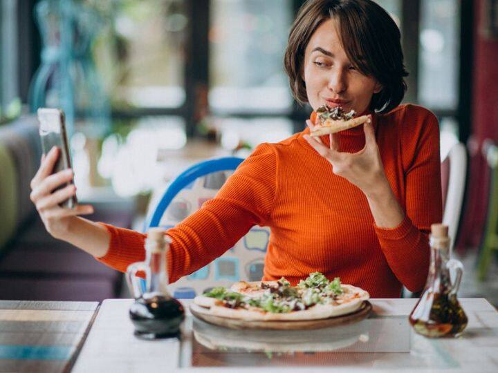 Tokyo Restaurant Ban Smartphone Should Mobile Usage Banned In Restaurants Know What Experts Say क्या रेस्टोरेंट में मोबाइल के इस्तेमाल को बैन कर देना चाहिए? जानिए क्या कहते हैं एक्सपर्ट