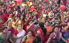 Pune news : पुण्यात महिलांचं साडी रन; शेकडो महिलांचा समावेश