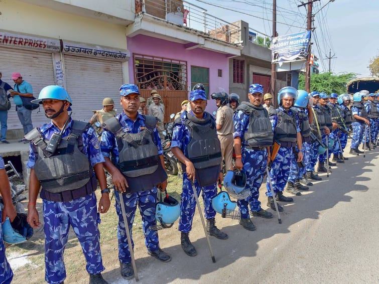 Stones Pelted At  Police In Chakia Atiq Ahmed Bastion Prayagraj, Security Beefed Around Umesh Pal House Stones Hurled At Police In Atiq Ahmed's Bastion In Prayagraj, Security Beefed Around Umesh Pal's House