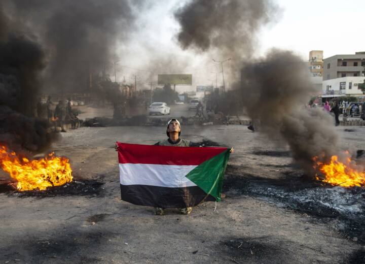Sudan Crisis Explained Know the reason Of sudan civil war A story of two generals of Army and RSF sudan conflict latest update Sudan Civil War: कहानी दो जनरल की जिद और लड़ाई की जिसने सूडान को सिविल वॉर की आग में झोंक दिया!