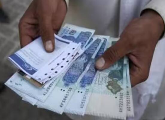 ਜਿਵੇਂ ਹੀ ਇਮਰਾਨ ਖ਼ਾਨ ਨੇ ਗੱਦੀ ਸੰਭਾਲੀ, ਵਿਦੇਸ਼ੀ ਮੁਦਰਾ ਦੇ ਮਾਮਲੇ ਵਿੱਚ ਪਾਕਿਸਤਾਨ ਦੀ ਸਥਿਤੀ ਵਿਦੇਸ਼ੀ ਮੁਦਰਾ ਦੇ ਮਾਮਲੇ ਵਿੱਚ ਲਗਾਤਾਰ ਹੱਦ ਤੋਂ ਜ਼ਿਆਦਾ ਵਿਗੜਦੀ ਗਈ। ਸਾਲ 2019 'ਚ 1 ਡਾਲਰ ਦੀ ਕੀਮਤ 163 ਰੁਪਏ ਤੱਕ ਪਹੁੰਚ ਗਈ ਸੀ।