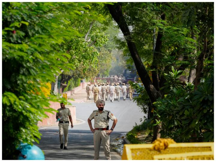 सीबीआई हेडक्वार्टर के बाहर और आसपास दिल्ली पुलिस और अर्धसैनिक बलों के करीब 1 हजार जवानों को तैनात किया गया है.