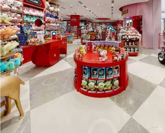 ਦੁਨੀਆ ਦੀ ਸਭ ਤੋਂ ਪੁਰਾਣੀ ਖਿਡੌਣਿਆਂ ਦੀ ਦੁਕਾਨ Hamleys  ਨੂੰ ਅੰਬਾਨੀ ਨੇ 2019 ਵਿੱਚ 620 ਕਰੋੜ ਰੁਪਏ ਵਿੱਚ ਖਰੀਦਿਆ ਸੀ। ਇਸ ਨੂੰ ਲੰਡਨ ਵਿੱਚ 1760 ਵਿੱਚ ਖੋਲ੍ਹਿਆ ਗਿਆ ਸੀ, ਇਹ ਕੰਪਨੀ 263 ਸਾਲ ਪੁਰਾਣੀ ਹੈ। ਦੇਸ਼ ਭਰ ਵਿੱਚ ਇਸਦੇ 88 ਸਟੋਰ ਹਨ ਅਤੇ 50,000 ਕਿਸਮ ਦੇ ਖਿਡੌਣੇ ਵੇਚ ਚੁੱਕੇ ਹਨ।